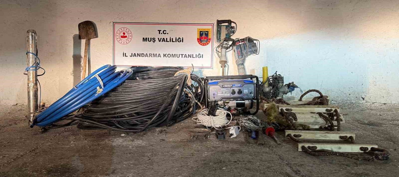 MUŞ’UN MALAZGİRT İLÇESİNDE ÇOK SAYIDA KAZI MALZEMESİ ELE GEÇİRİLDİ.