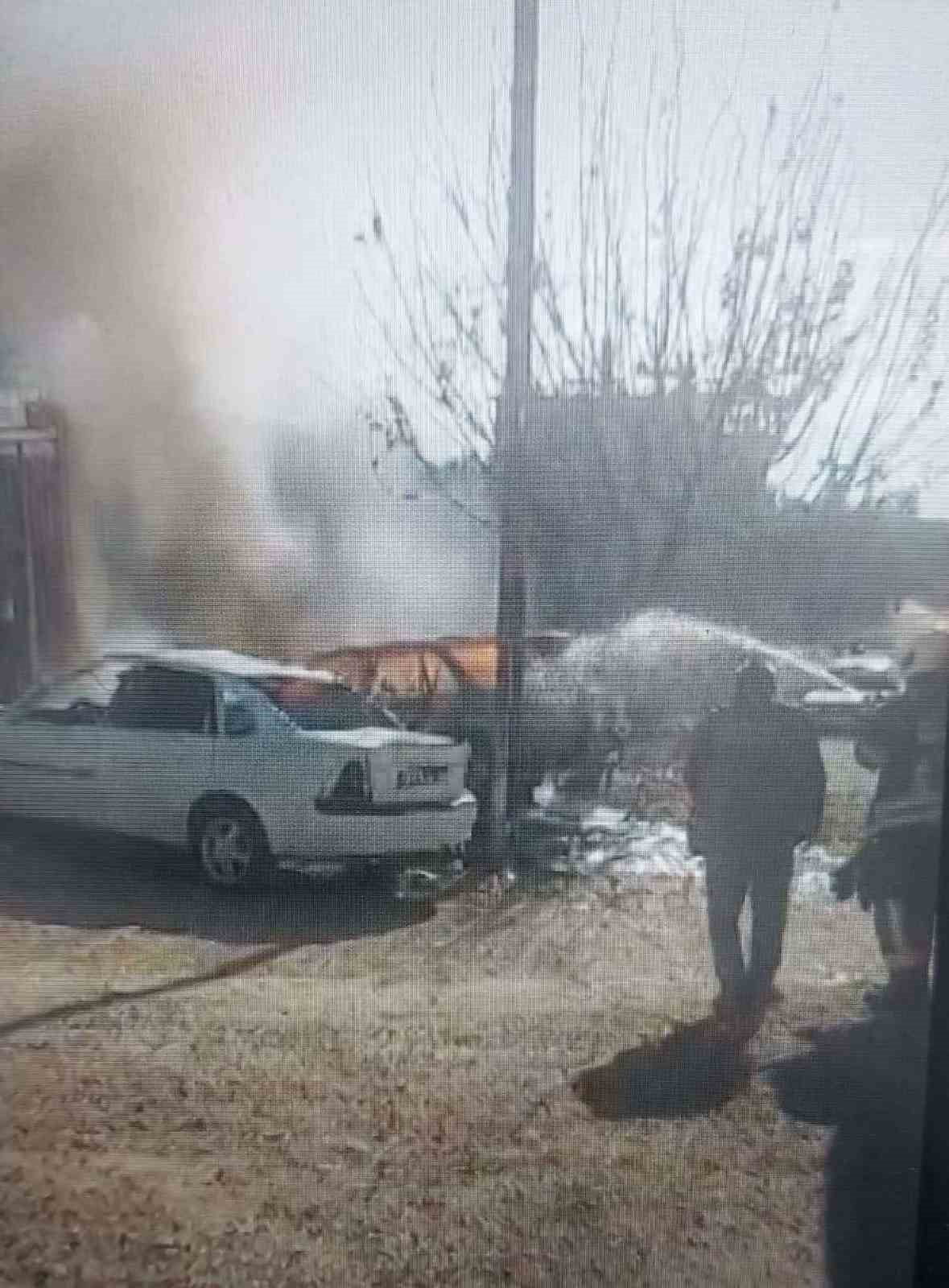 MUT İLÇESİNDE, BİR İŞ YERİNDE BAKIMI YAPILAN OTOMOBİL BİR ANDA ALEV ALMASI SONUCU YANARAK KÜL...