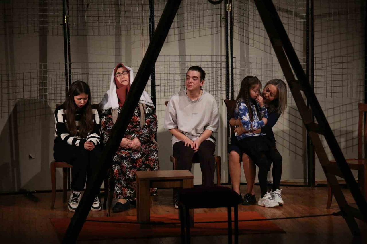 NAZİLLİ HEM TİYATRO EKİBİNİN OYUNU BÜYÜK BEĞENİ ALDI