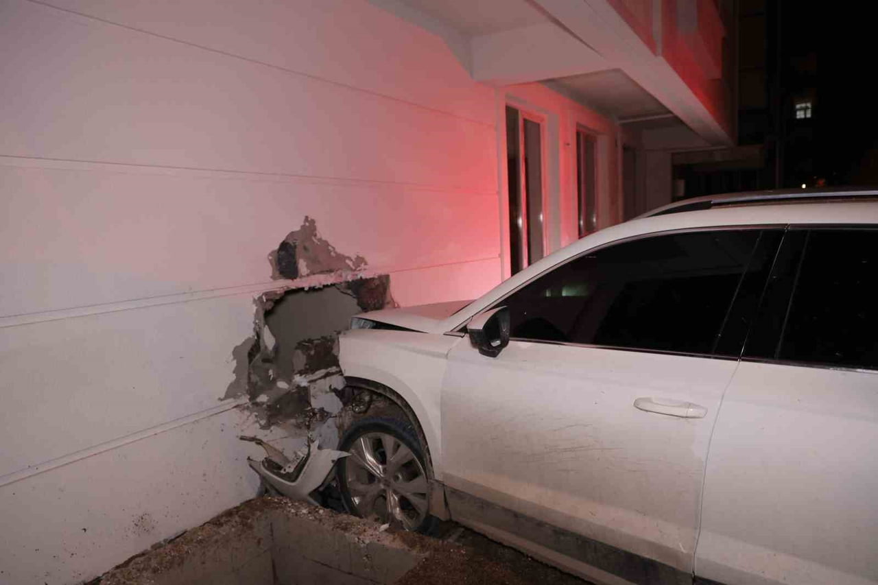 NEVŞEHİR’DE POLİSİN "DUR" İHTARINA UYMAYAN SÜRÜCÜ, OTOMOBİLİYLE KAÇARKEN BİR EVİN DUVARINA...