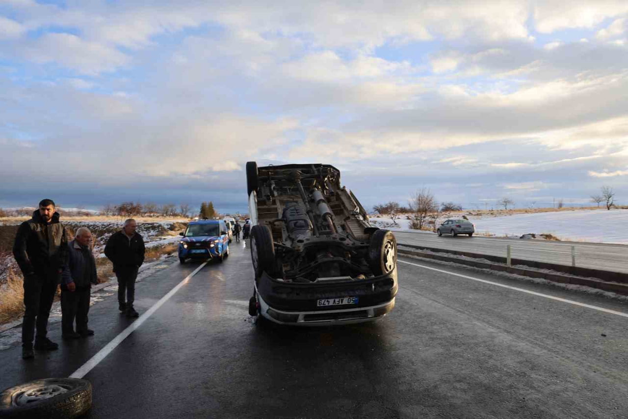 NEVŞEHİR’DE SEYİR HALİNDEYKEN KONTROLDEN ÇIKAN MİNİBÜS ORTA REFÜJE ÇARPTIKTAN SONRA TAKLA ATARAK...