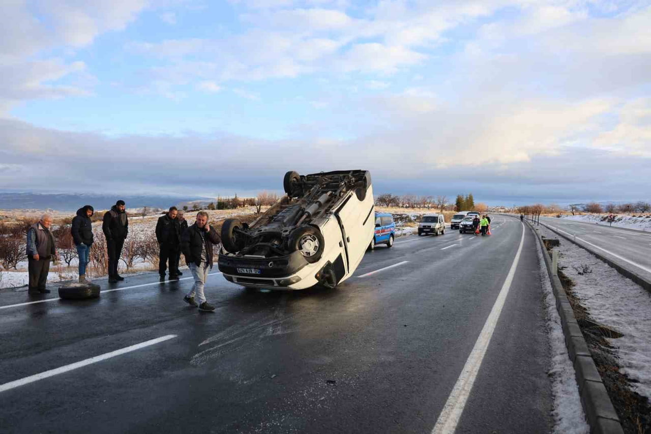 NEVŞEHİR’DE SEYİR HALİNDEYKEN KONTROLDEN ÇIKAN MİNİBÜS ORTA REFÜJE ÇARPTIKTAN SONRA TAKLA ATARAK...