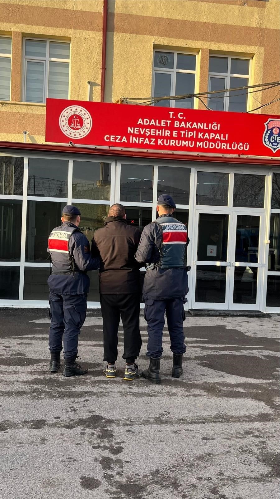 NEVŞEHİR’DE YOL KONTROLÜ YAPAN JANDARMA EKİPLERİNİN DİKKATİ SAYESİNDE ARANAN ŞAHIS SAHTE KİMLİKLE...