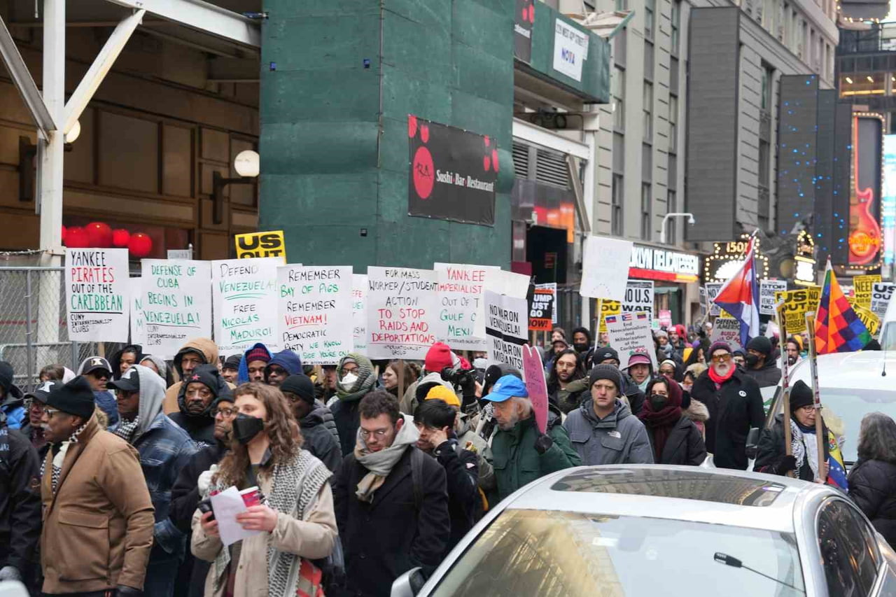 NEW YORK (İHA) - ABD’NİN VENEZUELA’YA YÖNELİK SALDIRISININ ARDINDAN NEW YORK’TAKİ TİMES MEYDANI’NI...