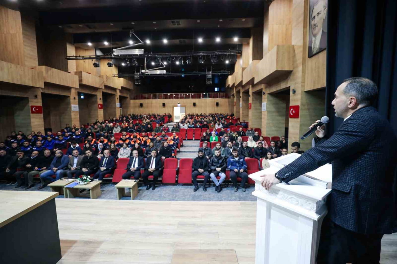 NİĞDE BELEDİYE BAŞKANI EMRAH ÖZDEMİR, BELEDİYE PERSONELİYLE BİR ARAYA GELEREK UZUN SÜREDİR...