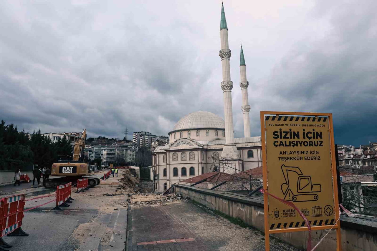 NİLÜER'DE ÇÖKEN İSTİNAT DUVARI BÜYÜKŞEHİR TARAFINDAN YENİLENİYOR