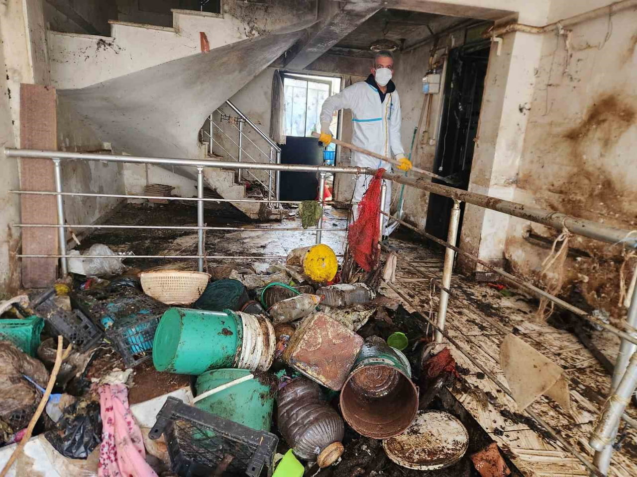 NİLÜFER BELEDİYESİ, GÖRÜKLE MAHALLESİ’NDE ÇÖP EVE DÖNÜŞEN İKİ KATLI MÜSTAKİL BİNAYI TEMİZLEDİ....