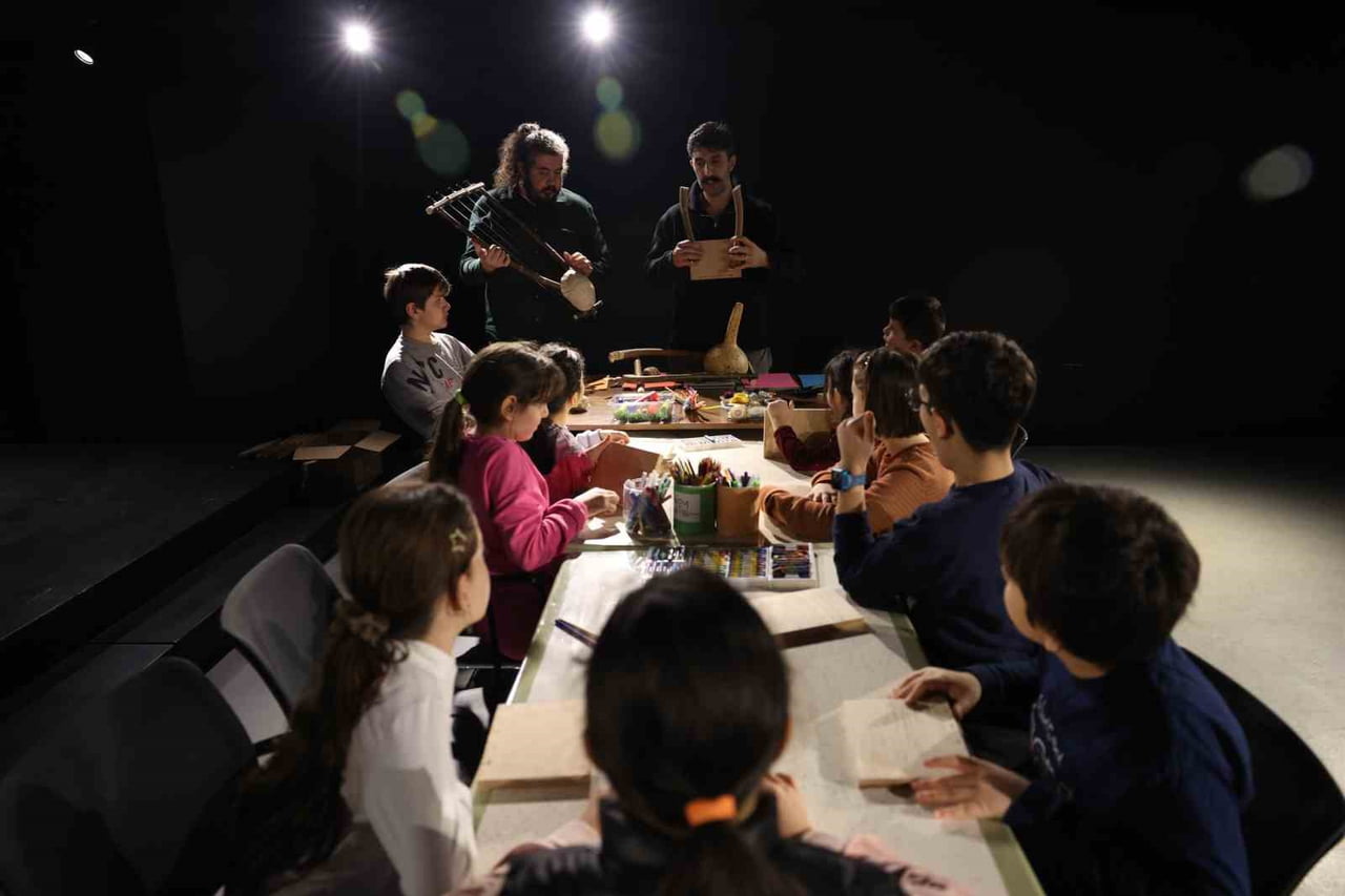 NİLÜFER BELEDİYESİ’NİN DÜZENLEDİĞİ YARATICI ATÖLYEYE KATILAN ÇOCUKLAR, TELLİ ÇALGILARDAN LİRİN...