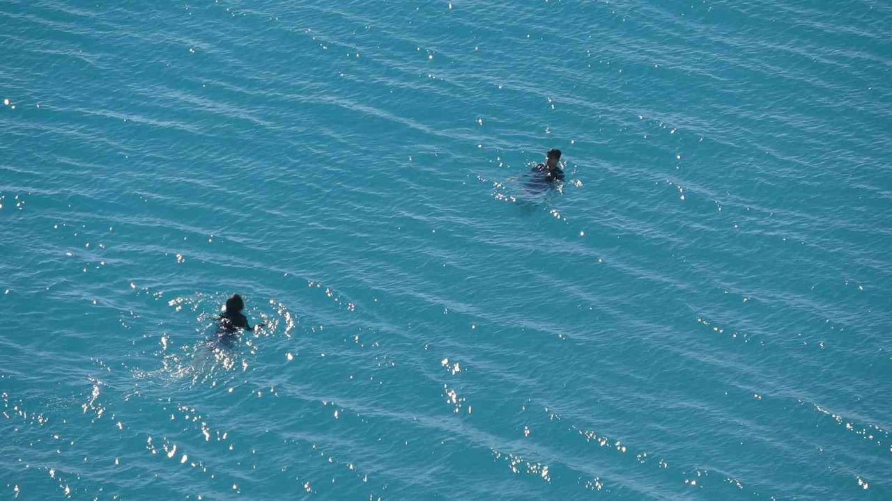 OKULDAN ÇIKAN ÖĞRENCİLER, ÇANTALARINI KIYIYA BIRAKIP TİŞÖRTLERİYLE FALEZLERİN ÜZERİNDEN...