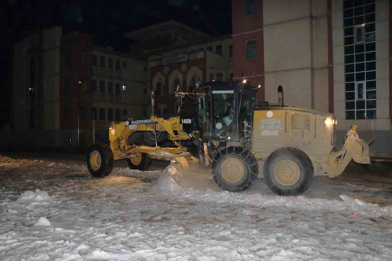 OKULLARDA KAR TEMİZLİĞİ YAPILIYOR