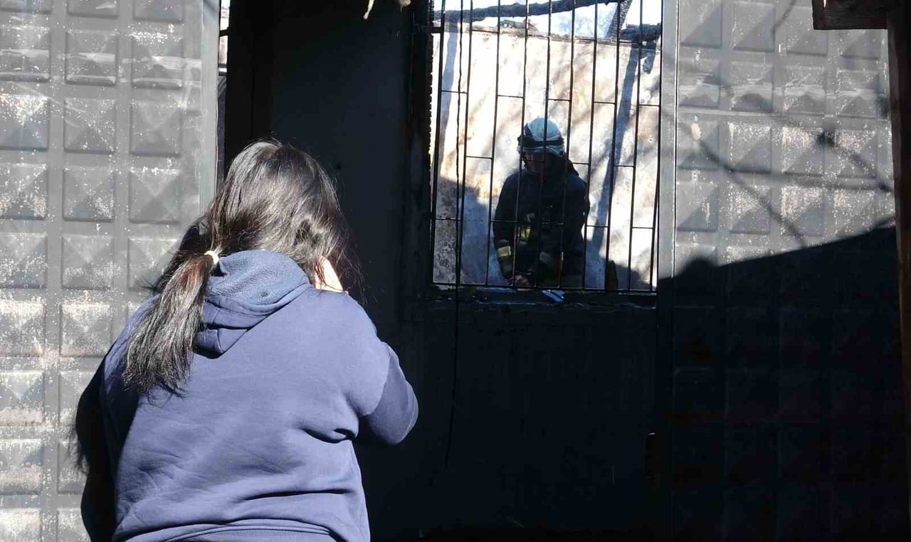 OLAYI HABER ALARAK GELEN GENÇ KIZ, EKİPLERİN SÖNDÜRME ÇALIŞMASINI GÖZYAŞLARI İÇİNDE...