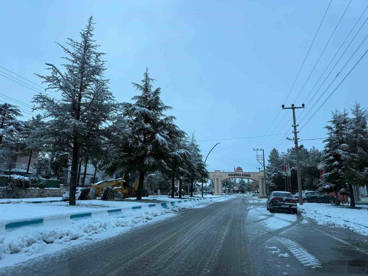 OLUMSUZ HAVA KOŞULLARININ DEVAM ETTİĞİ AFYONKARAHİSAR'IN İHSANİYE İLÇESİNDE KAR KALINLIĞI YAKLAŞIK...
