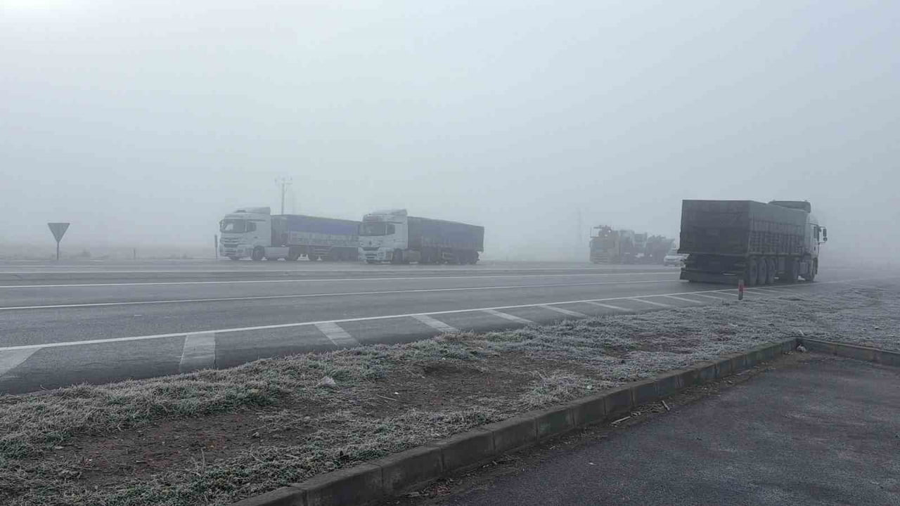 OLUMSUZ HAVA ŞARTLARININ DEVAM ETTİĞİ AFYONKARAHİSAR'DA SİSLİ HAVA ETKİLİ OLURKEN SİS NEDENİYLE...