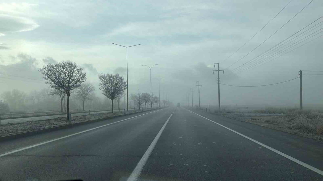 OLUMSUZ HAVA ŞARTLARININ DEVAM ETTİĞİ AFYONKARAHİSAR'DA SİSLİ HAVA ETKİLİ OLURKEN SİS NEDENİYLE...