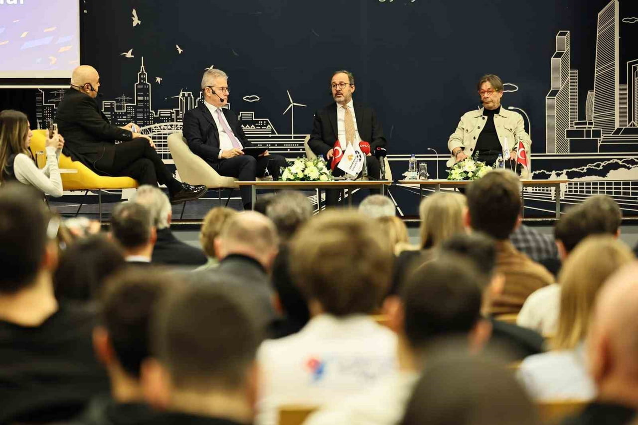 ÖNCEKİ DÖNEM GENÇLİK VE SPOR BAKANI, AK PARTİ İZMİR MİLLETVEKİLİ DR. MEHMET KASAPOĞLU İZMİR’DE...