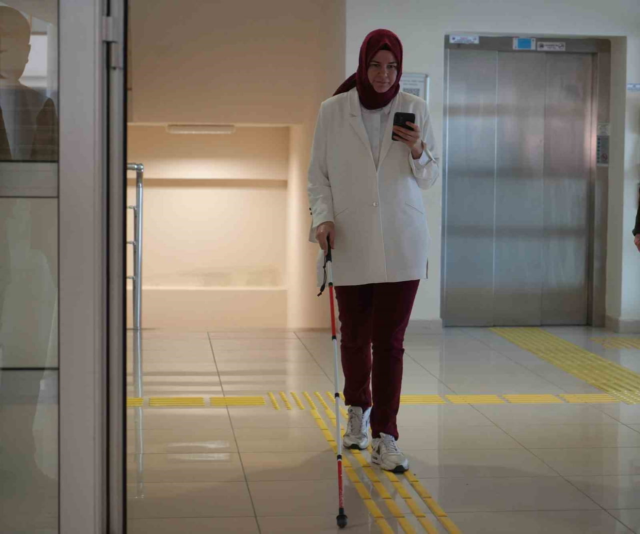 ONDOKUZ MAYIS ÜNİVERSİTESİ’NDE HAYATA GEÇİRİLEN "YAPAY ZEKÂ GÖRME ENGELLİ ASİSTANI" PROJESİNİ...