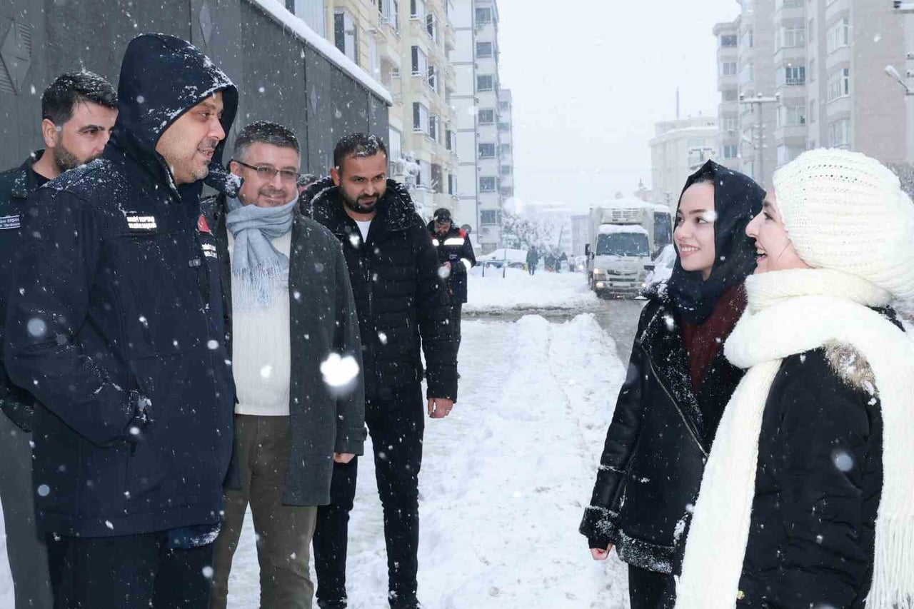 ONİKİŞUBAT BELEDİYE BAŞKANI HANİFİ TOPTAŞ, İLÇEDE ETKİLİ OLAN KAR YAĞIŞI SONRASI YÜRÜTÜLEN KARLA...