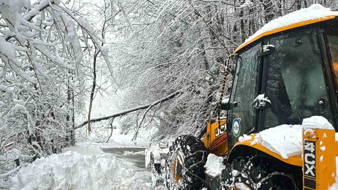 ORDU'DA KAR YAĞIŞININ ETKİSİNİ GÖSTERMESİYLE BİRLİKTE BÜYÜKŞEHİR BELEDİYESİ EKİPLERİ, 24 SAAT...