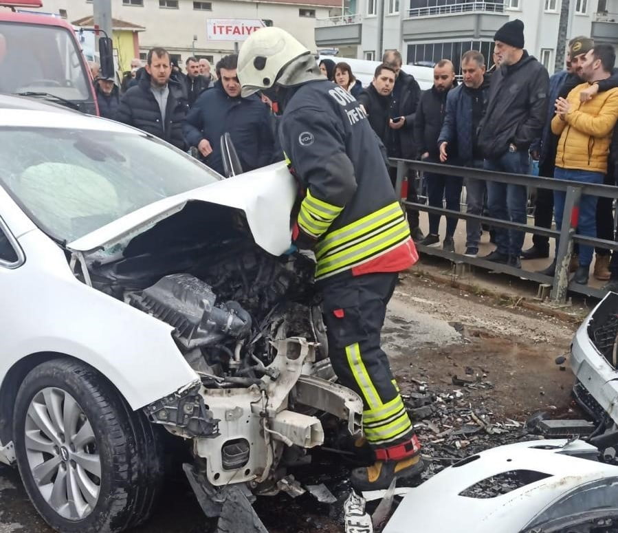ORDU'NUN PERŞEMBE İLÇESİNDE İKİ OTOMOBİLİN ÇARPIŞMASI SONUCU MEYDANA GELEN TRAFİK KAZASINDA 3'Ü...