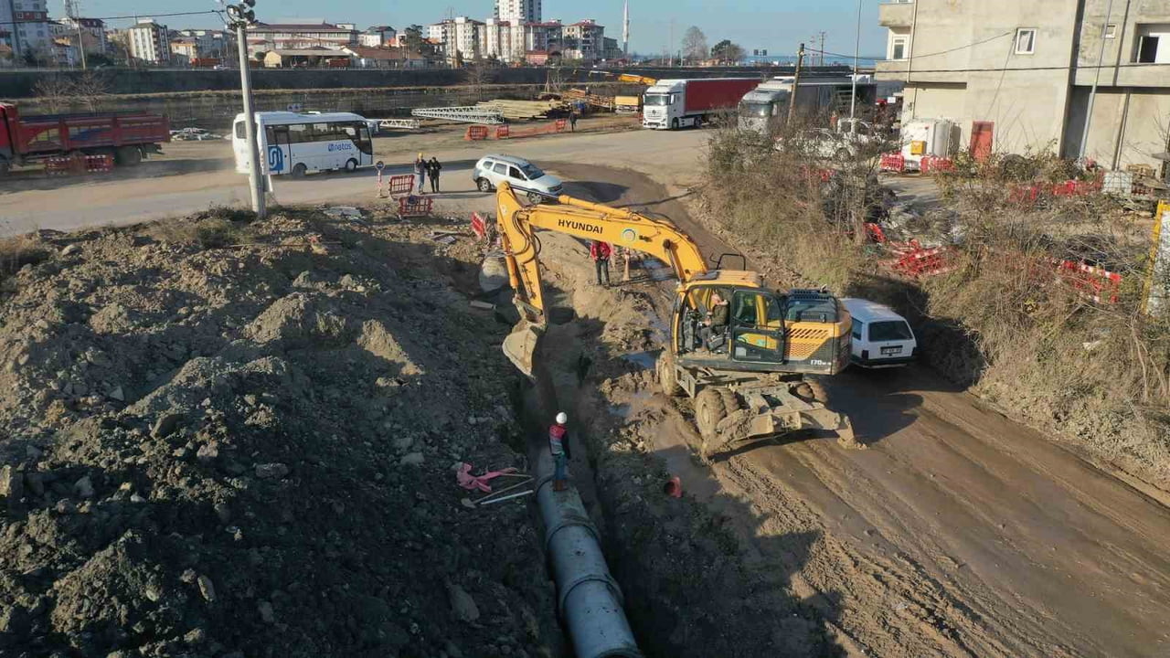 ORDU BÜYÜKŞEHİR BELEDİYESİ, FATSA İLÇESİNDE YAĞMUR SUYU HATTI İMALAT ÇALIŞMALARINA...