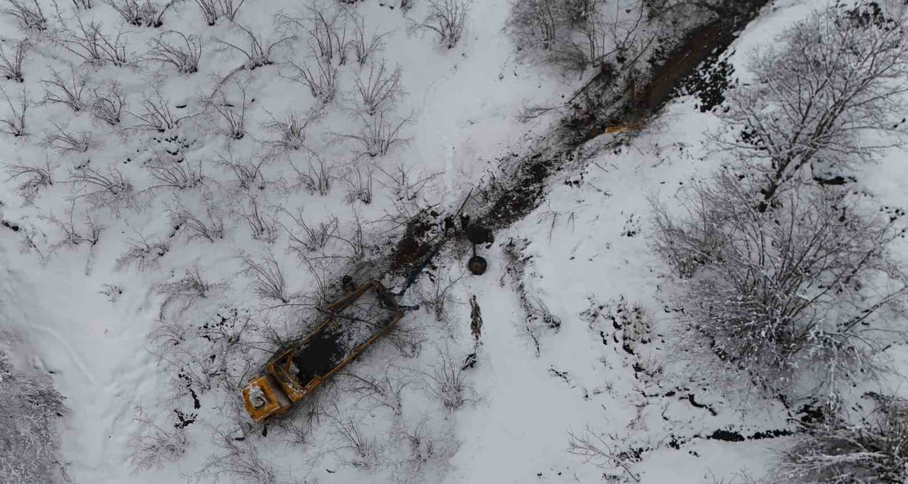 ORDU’NUN KORGAN İLÇESİNDE YEM YÜKLÜ TIR, KAR NEDENİYLE KAYGANLAŞAN YOLDAN ÇIKARAK, YAKLAŞIK 600...