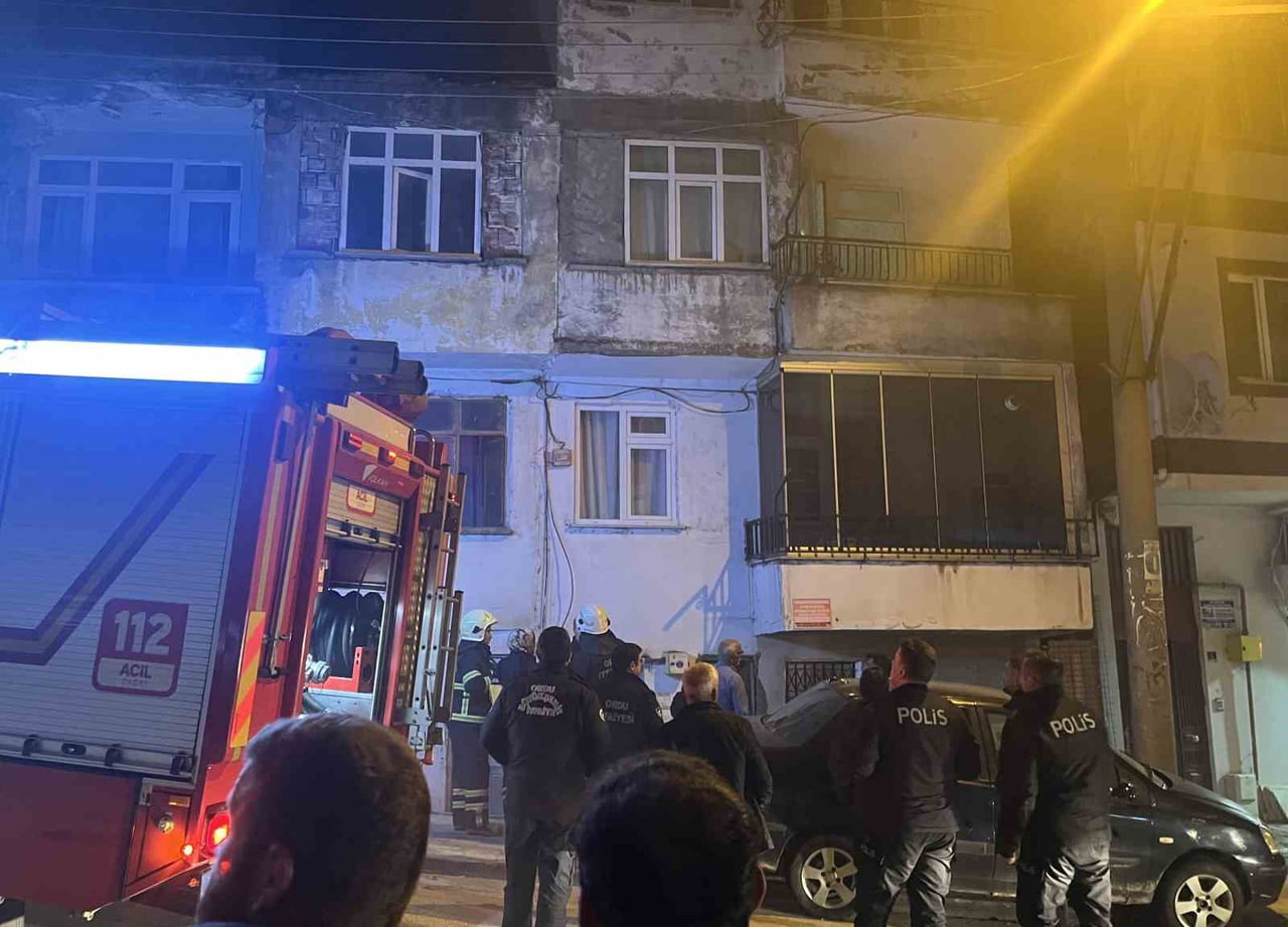 ORDU’NUN ÜNYE İLÇESİNDE BİR BİNANIN BACASINDAN YÜKSELEN YOĞUN DUMANLAR İTFAİYE EKİPLERİNİ HAREKETE...