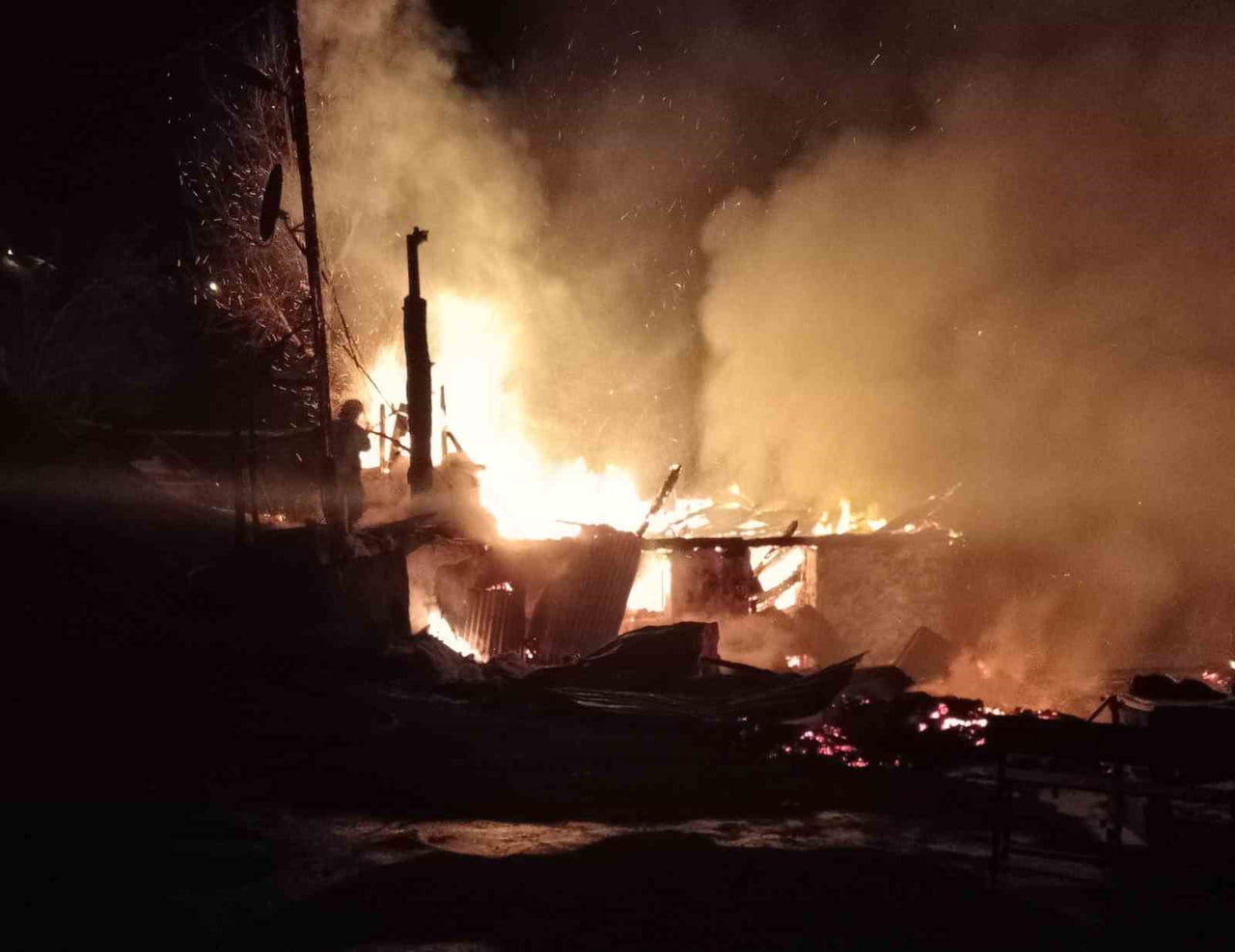 ORDU’NUN ÜNYE İLÇESİNDE BİR ŞAHIS, ÖNCE İKAMET ETTİĞİ EVİ ATEŞE VERDİ, ARDINDAN KENDİSİNİ AĞACA...