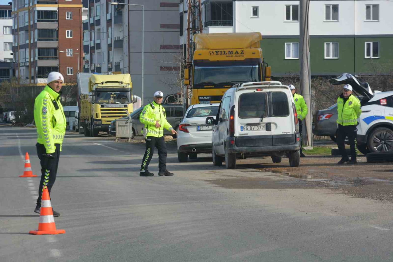 ORDU’NUN ÜNYE İLÇESİNDE, EMNİYET EKİPLERİ TARAFINDAN GERÇEKLEŞTİRİLEN 2 SAATLİK ANLIK DENETİMLERDE...