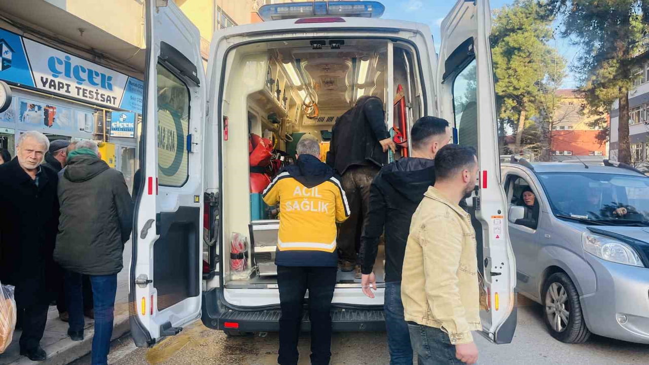 ORDU’NUN ÜNYE İLÇESİNDE MEYDANA GELEN TRAFİK KAZASINDA, YOLUN KARŞISINA GEÇMEYE ÇALIŞAN YAYA İLE...