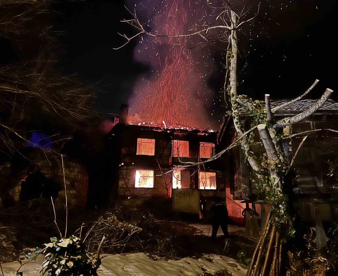 ORDU’NUN ÜNYE İLÇESİNDE, SOBADAN ÇIKTIĞI TAHMİN EDİLEN YANGINDA İKİ KATLI EV TAMAMEN YANARAK...