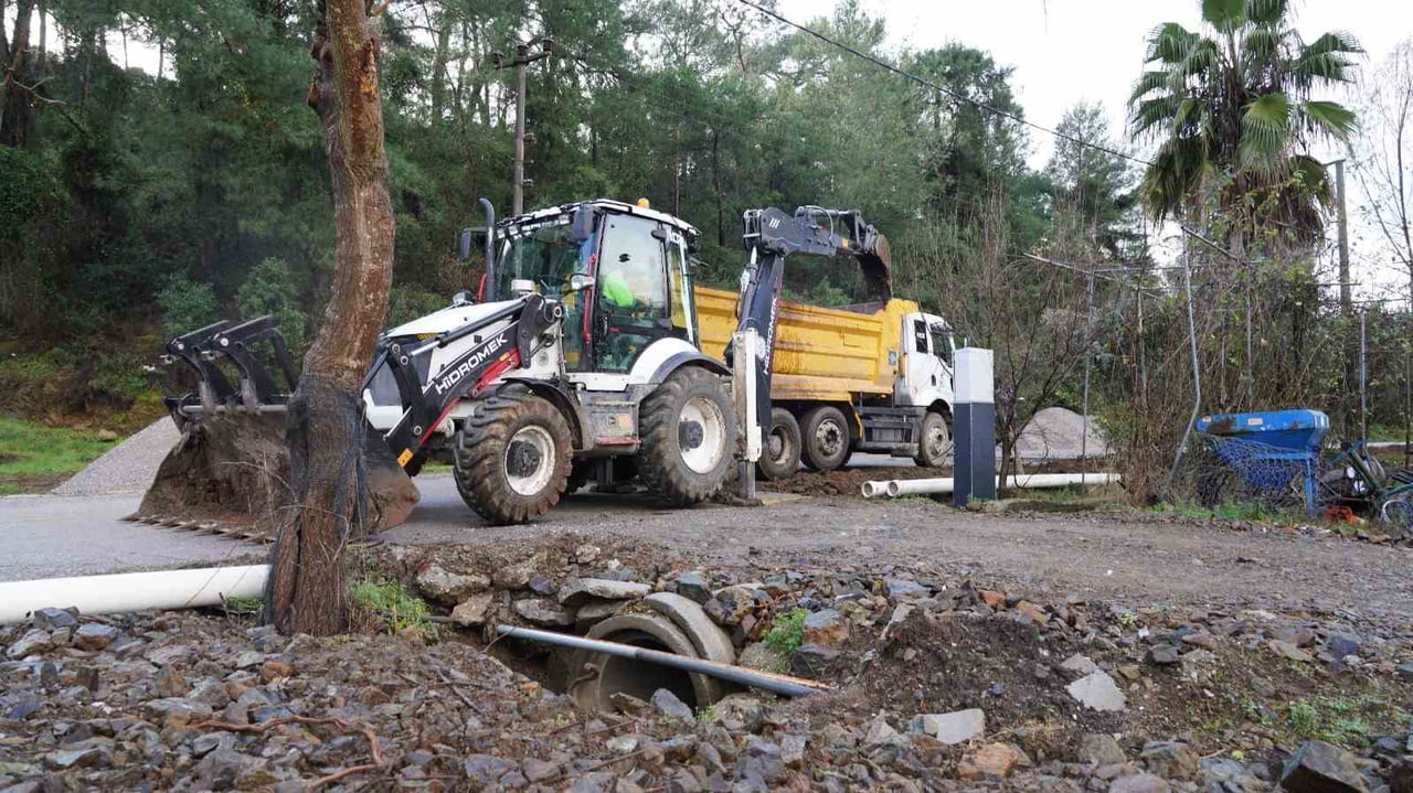 ORTACA TEPEARASI MAHALLESİ’NDEKİ İÇME SUYU HATTI YENİLENİYOR