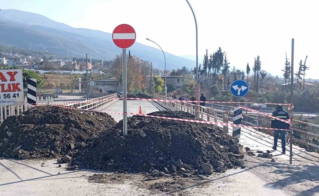 ORTASINDA DELİK OLUŞAN KARAKESE KÖPRÜSÜ GEÇİCİ OLARAK TRAFİĞE KAPATILDI
