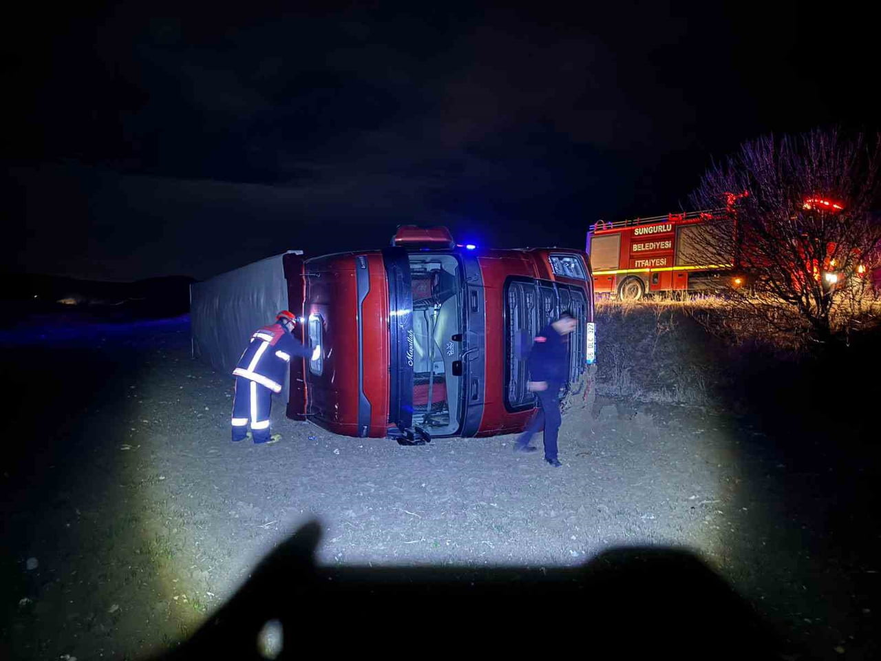 ORUM’UN SUNGURLU İLÇESİNDE YOLA ANİDEN ÇIKAN KÖPEĞE ÇARPMAMAK İÇİN SÜRÜCÜNÜN MANEVRA YAPMASI...