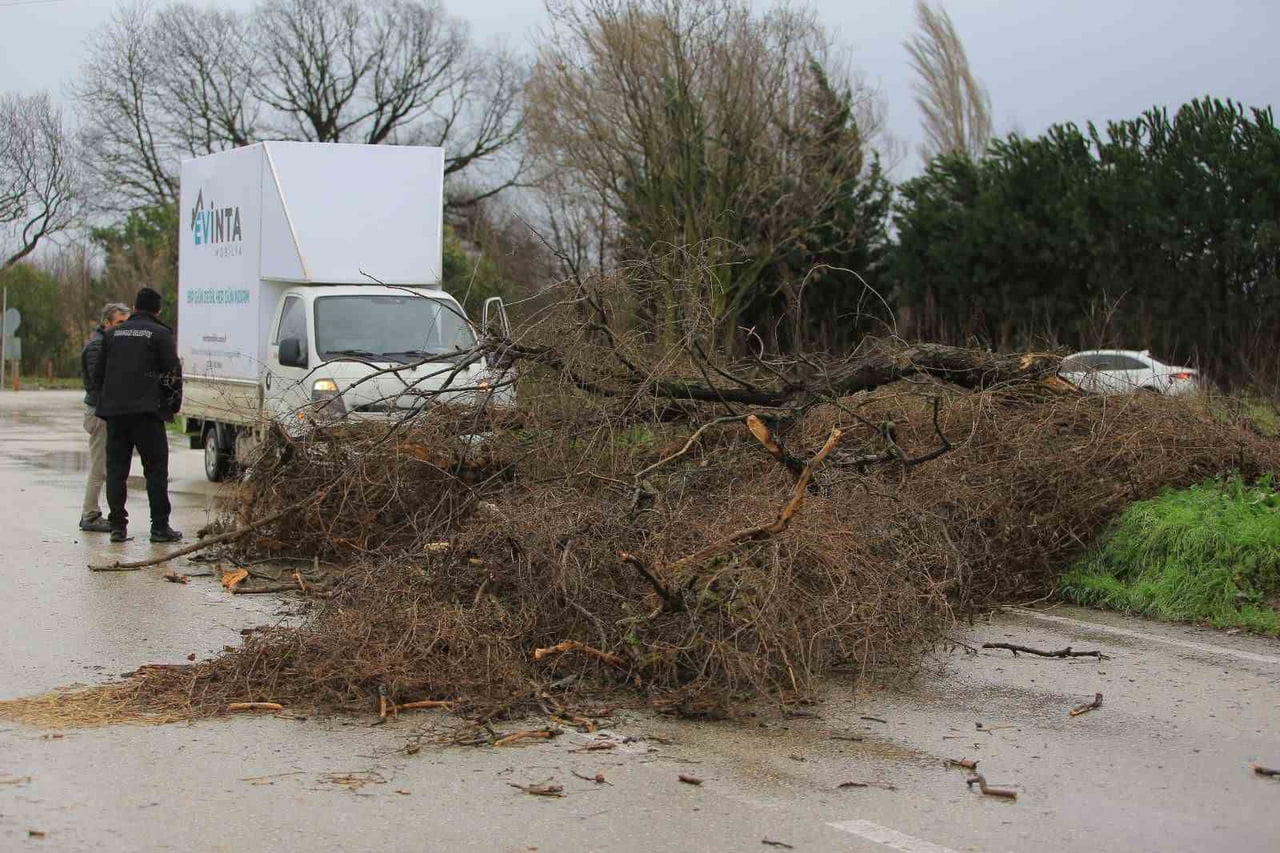 OSMANGAZİ BELEDİYESİ, BURSA’DA SABAH SAATLERİNDEN İTİBAREN ETKİSİNİ ARTIRAN LODOS VE SAĞANAK...
