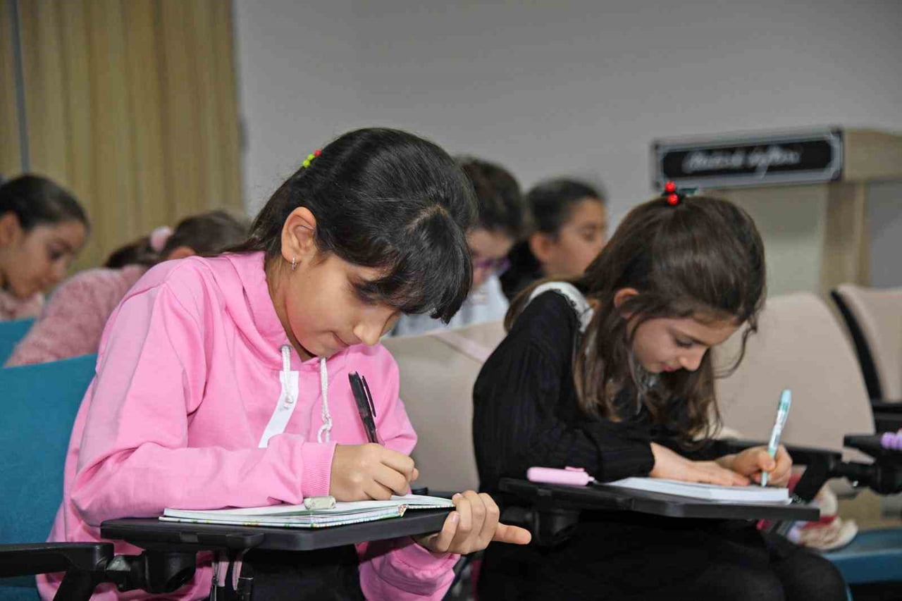 OSMANGAZİ BELEDİYESİ’NİN ÇOCUKLARIN YAZMA BECERİLERİNİ GELİŞTİRMEK AMACIYLA HAYATA GEÇİRDİĞİ KÜÇÜK...