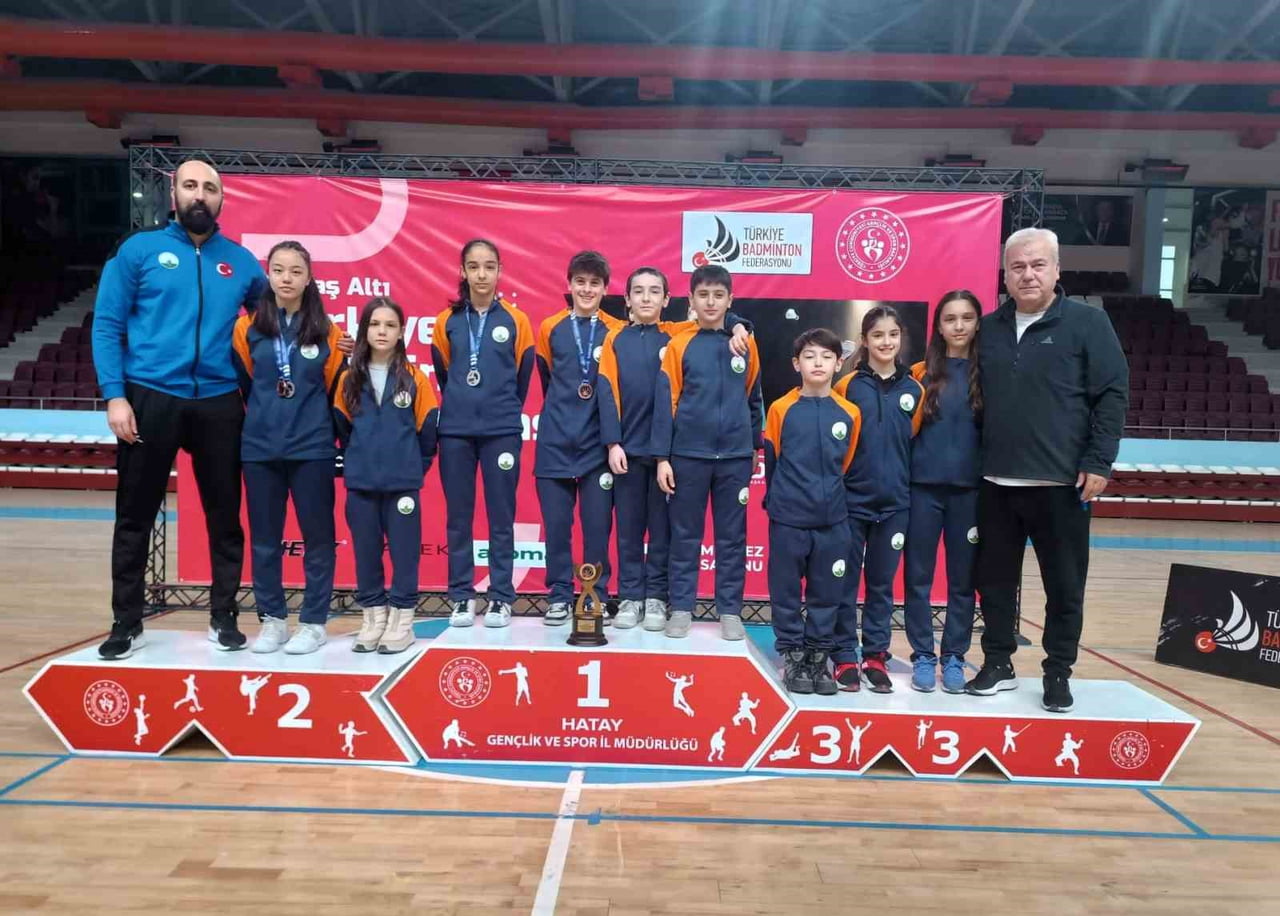 OSMANGAZİ BELEDİYESPOR BADMİNTON TAKIMI SPORCULARI, 19-23 OCAK TARİHLERİNDE HATAY’DA DÜZENLENEN 15...