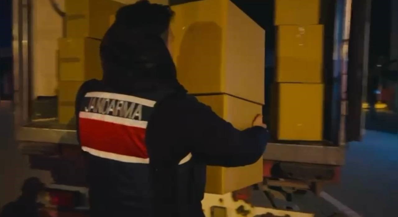 OSMANİYE’DE DURDURULAN TIRDA 1 MİLYON LİRALIK KAÇAK MAKARON YAKALANDI