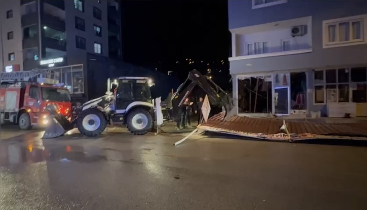 OSMANİYE’DE ŞİDDETLİ RÜZGAR SUNDURMA ÇATISINI YERİNDEN KOPARDI