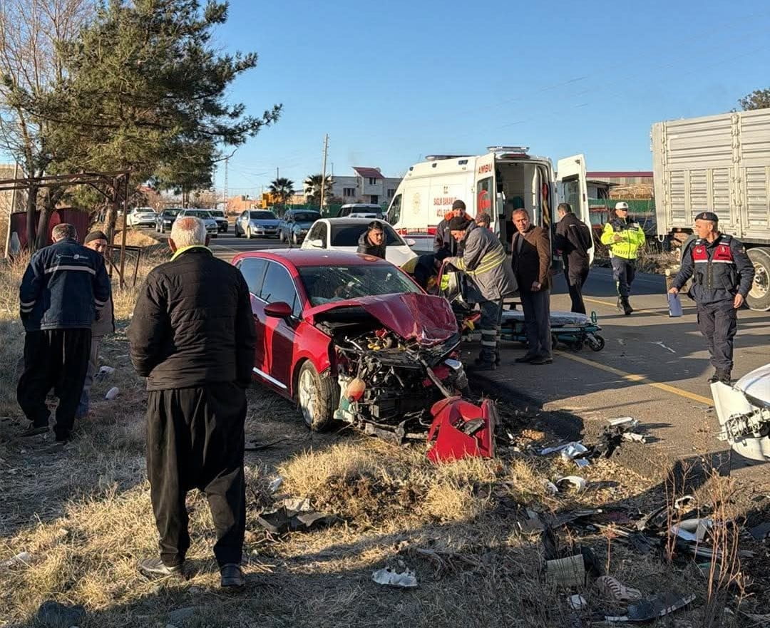 OSMANİYE’NİN DÜZİÇİ İLÇESİNDE, BUZLANMA NEDENİYLE KAYGANLAŞAN YOLDA 2 OTOMOBİLİN ÇARPIŞMASI SONUCU...