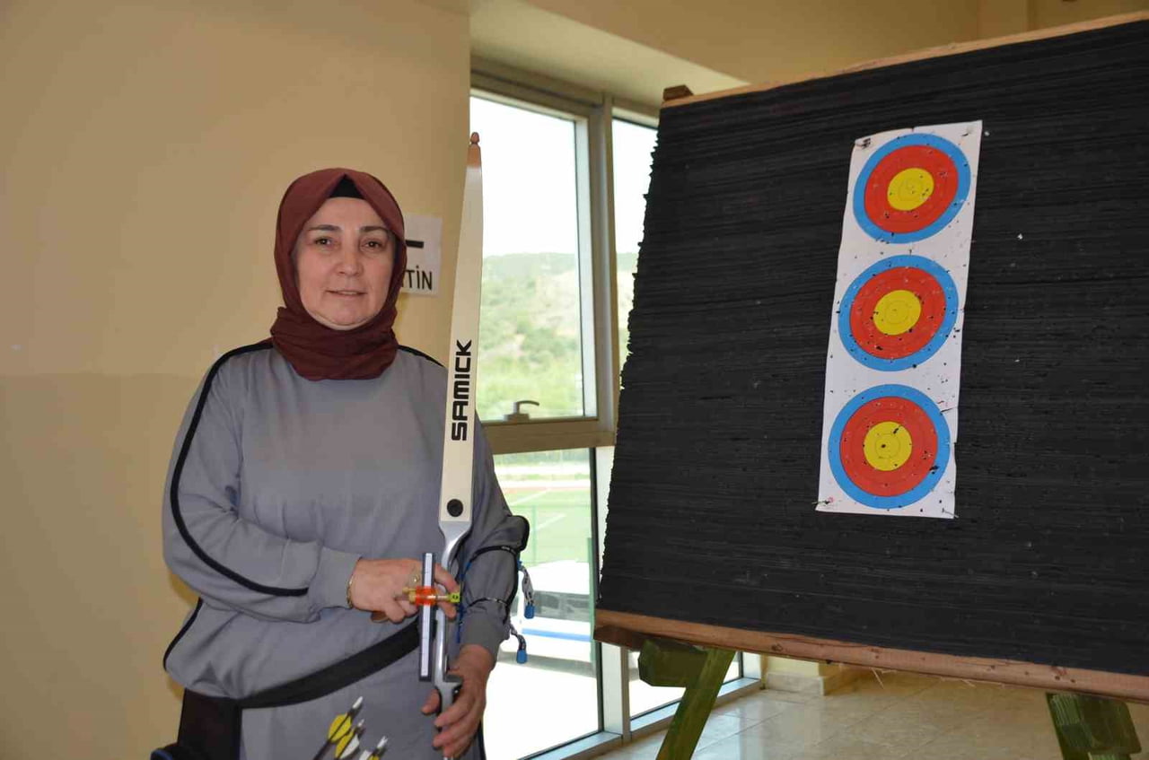 OSMANLI DİZİLERİNDEN ETKİLENDİ, 48 YAŞINDA OKÇULUĞA BAŞLADI