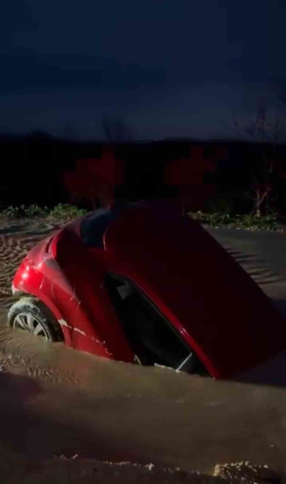 OTOMOBİL BATAKLIĞA SAPLANDI, SÜRÜCÜ SON ANDA KURTULDU