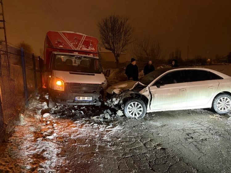 OTOMOBİL KAMYONETLE KAFA KAFAYA ÇARPIŞTI: 3 YARALI