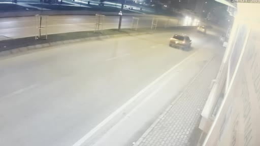 Otomobilin refüje çıktığı anlar kamerada