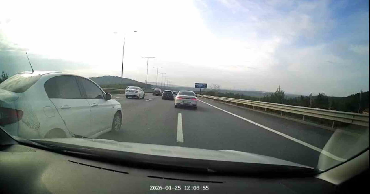 OTOMOBİLİN TEHLİKELİ MANEVRALARI ARAÇ KAMERASINA YANSIDI.