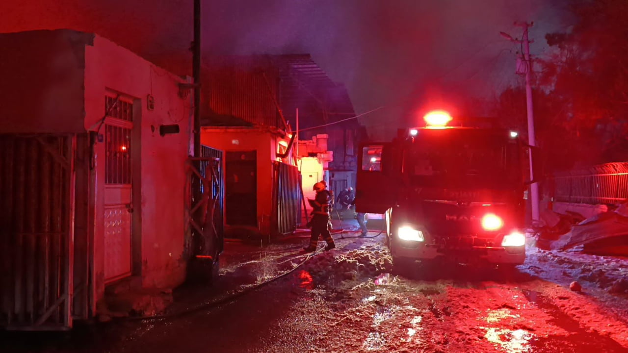 OYUNCULAR PAZARINDA ÇIKAN YANGIN KORKUTTU