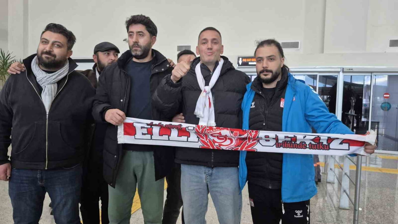 ÖZBELSAN SİVASSPOR’UN PRENSİPTE ANLAŞTIĞI ARNAVUT GOLCÜ REY MANAJ, SİVAS’A GELDİ. MANAJ’I...