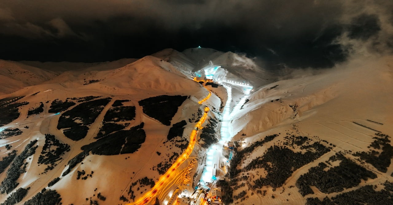 ÖZELLİKLE SÖMESTRİ TATİLİ NEDENİYLE  YOĞUNLUK YAŞANAN KAYAK MERKEZLERİNDE  KAR KALINLILARI DA...