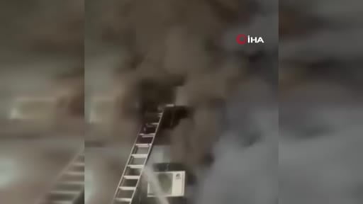 Pakistan’da dün bir AVM'de çıkan yangında alevlerden kaçmak isteyen 2 kişi, dengelerini kaybederek...