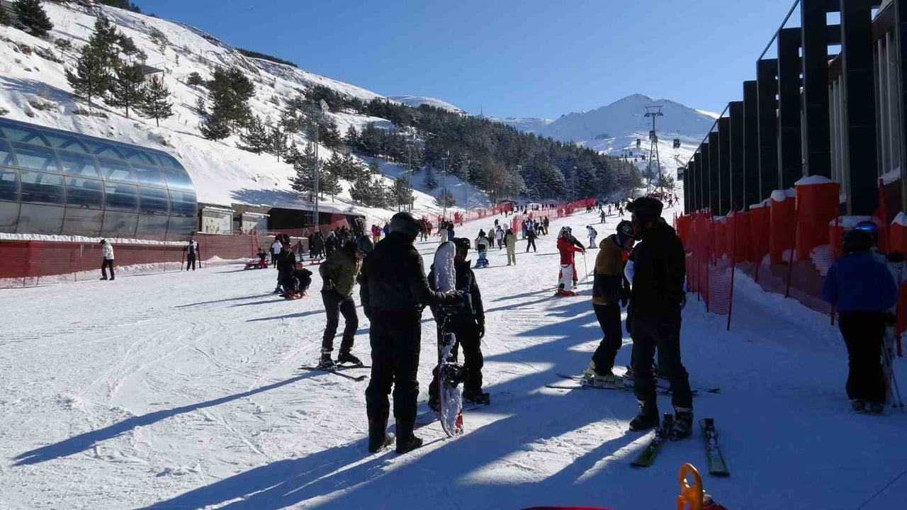 PALANDÖKEN KAYAK MERKEZİ’NDE HAFTA SONUNDA BÜYÜK BİR YOĞUNLUK YAŞANDI.