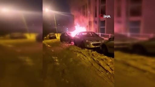 Park halindeki araç alev alev yandı
